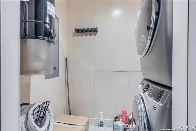 a view of a house with backyard