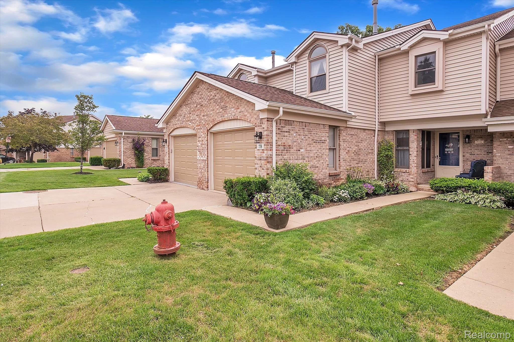776 Ridgeside Drive, Unit 30 Milford, MI 48381 - Photo 4 of 57 04-776 Ridgeside Dr-Windowstill Real Estate Photography-4.jpg