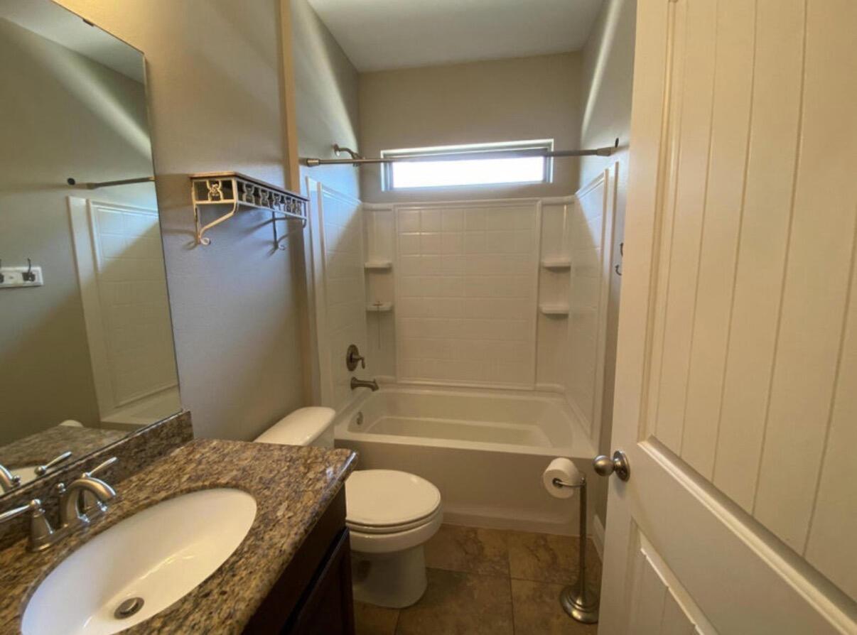 40 Woodwind Way Freeport, FL 32439 - Photo 13 of 14 Secondary Bath