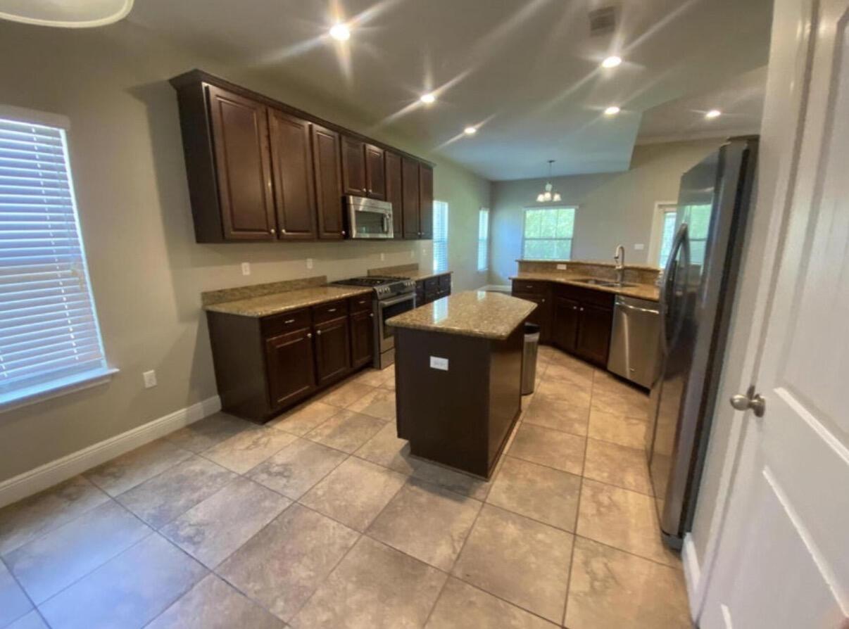 40 Woodwind Way Freeport, FL 32439 - Photo 3 of 14 Spacious Kitchen