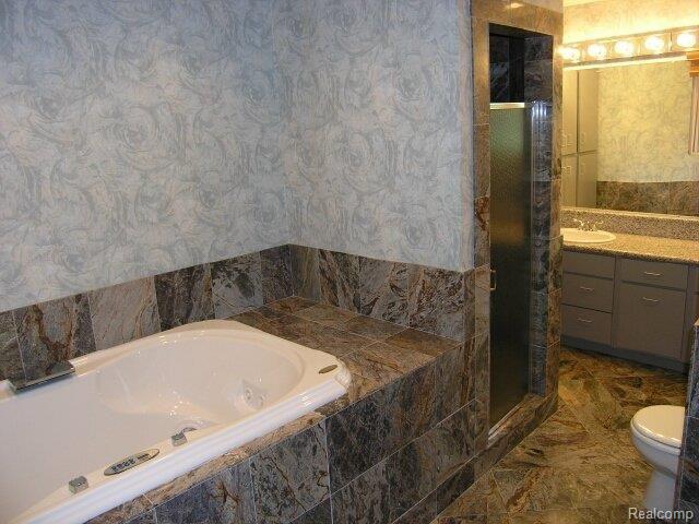 870 Lake Shore Road Grosse Pointe, MI 48236 - Photo 14 of 24 Master Bath
