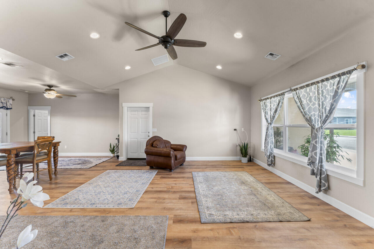 412 Barnum Drive Phoenix, OR 97535 - Photo 13 of 34 Family room toward master