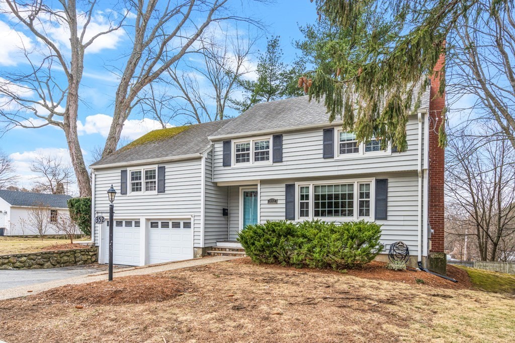 a view of a house with a yard