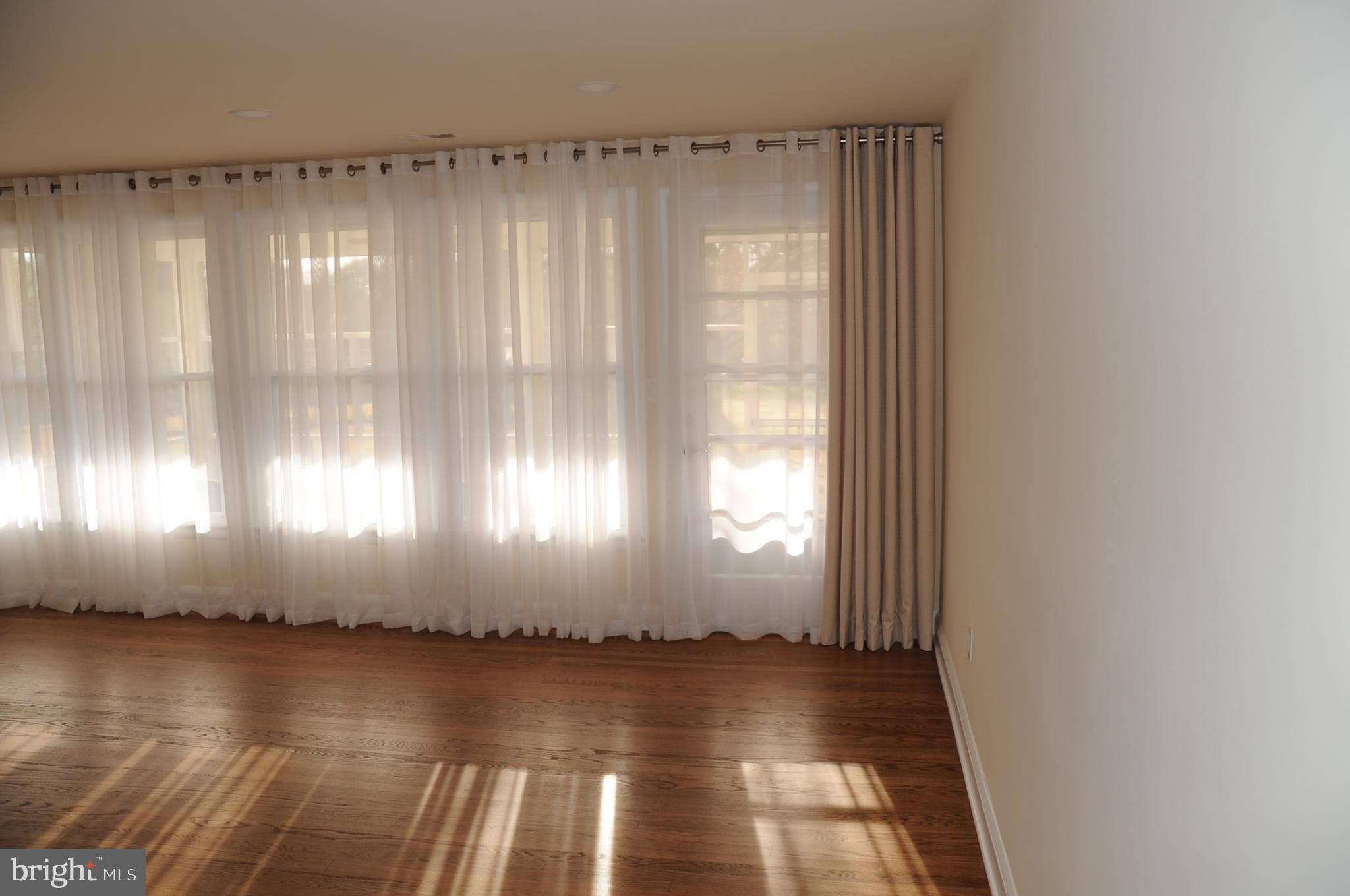 16632 Alden Avenue Gaithersburg, MD 20877 - Photo 11 of 57 Living room