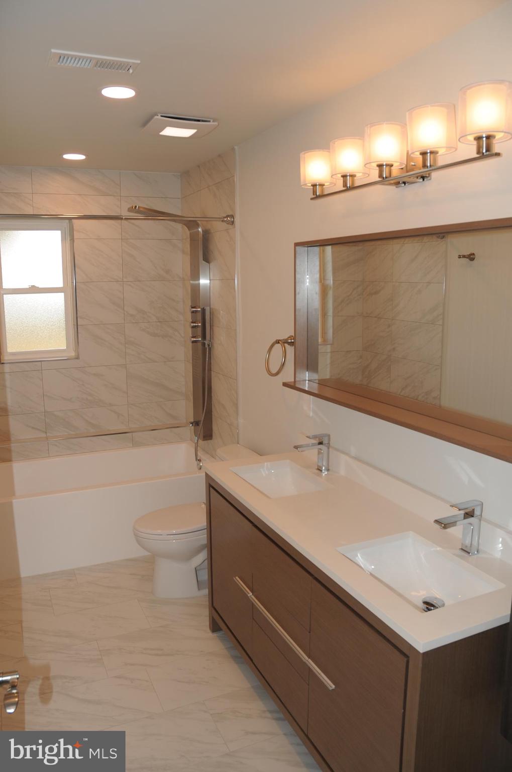 16632 Alden Avenue Gaithersburg, MD 20877 - Photo 22 of 57 Main Hall Bathroom