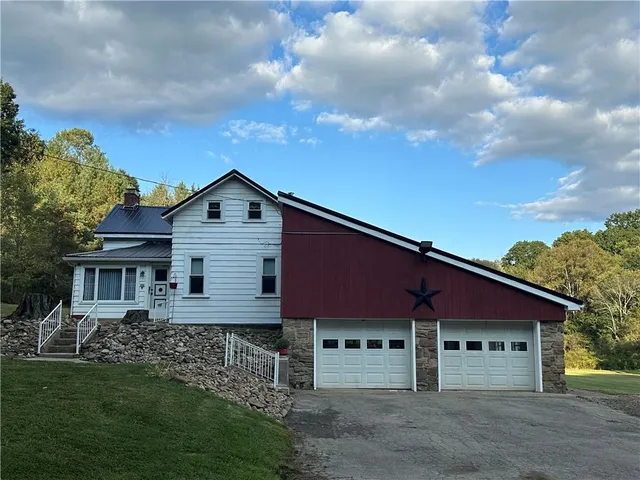 a view of a house with a yard