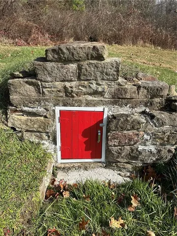 a sign that is sitting in front of a building