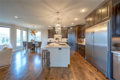 $1,199,000 | 10502 North Willow Avenue, Kansas City, MO 64157