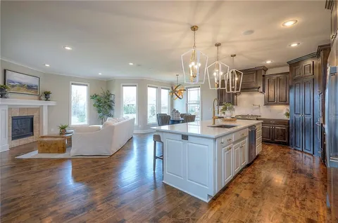 $1,199,000 | 10502 North Willow Avenue, Kansas City, MO 64157