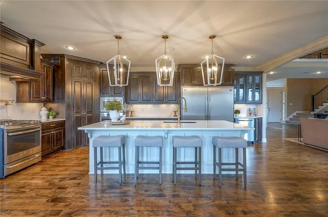 $1,199,000 | 10502 North Willow Avenue, Kansas City, MO 64157