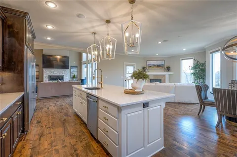 $1,199,000 | 10502 North Willow Avenue, Kansas City, MO 64157