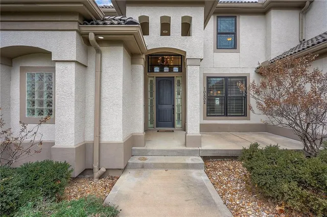 $1,199,000 | 10502 North Willow Avenue, Kansas City, MO 64157