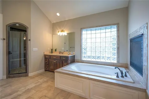 $1,199,000 | 10502 North Willow Avenue, Kansas City, MO 64157