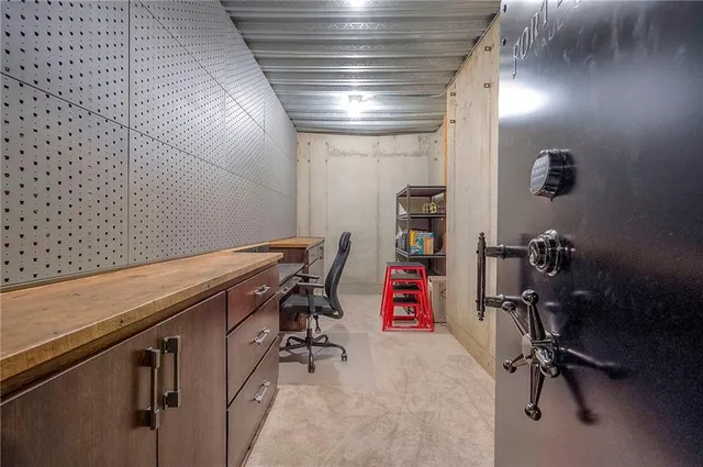 $1,199,000 | 10502 North Willow Avenue, Kansas City, MO 64157