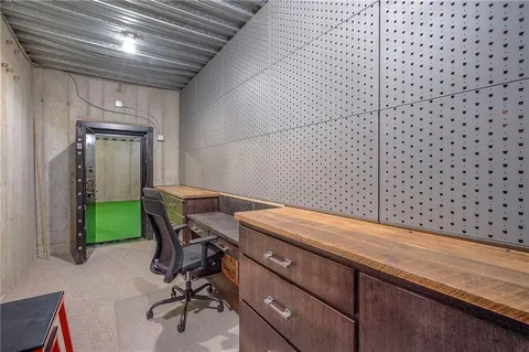 $1,199,000 | 10502 North Willow Avenue, Kansas City, MO 64157