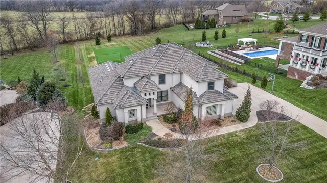 $1,199,000 | 10502 North Willow Avenue, Kansas City, MO 64157