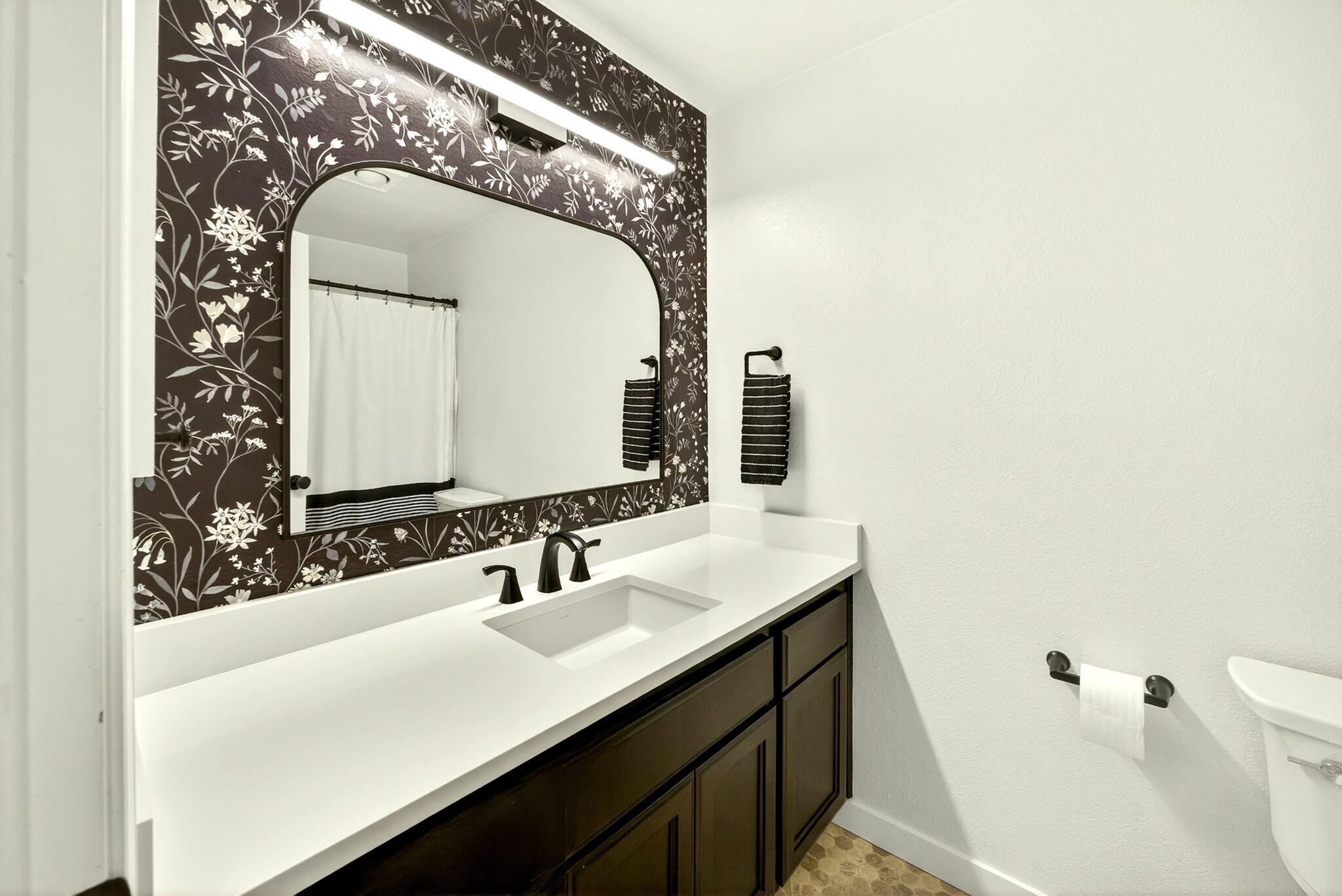 934 Pittview Avenue Central Point, OR 97502 - Photo 18 of 32 Guest Bath
