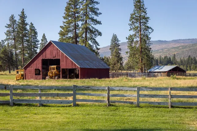a view of house with a yard