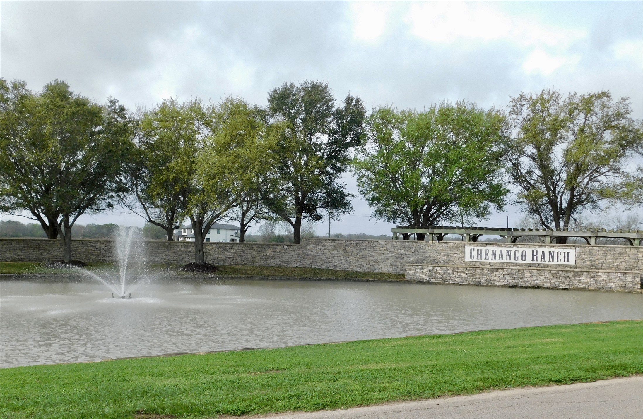 810 Chenango Ranch Drive Angleton, TX 77515 - Photo 8 of 10 a view of outdoor space with garden