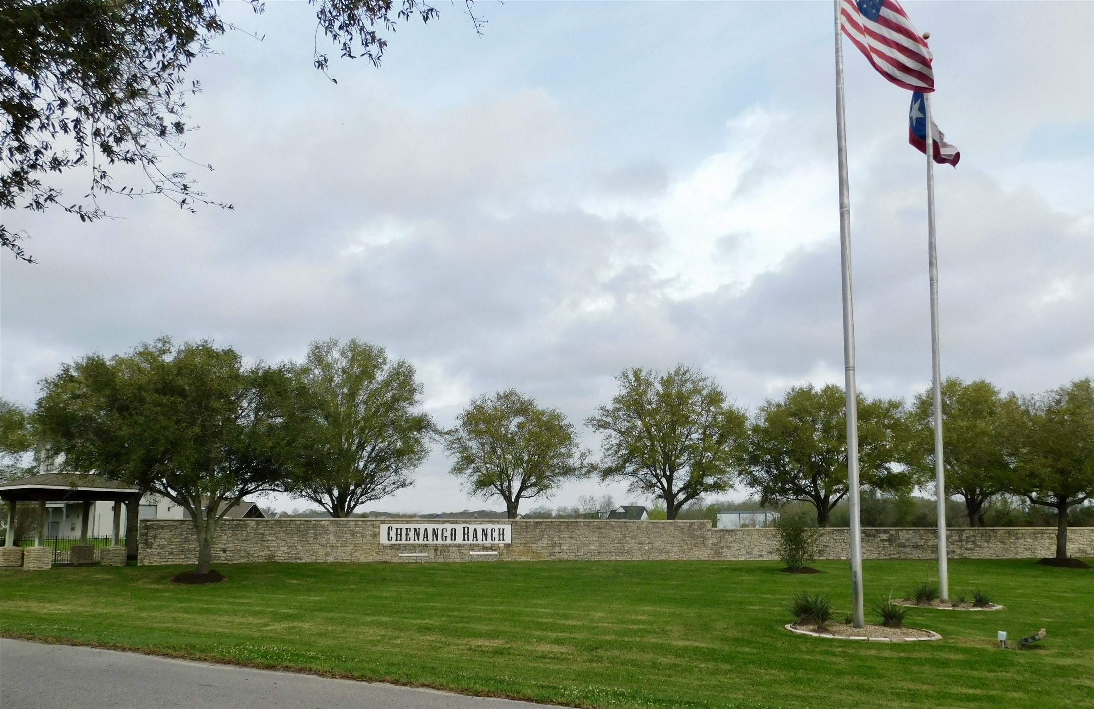 810 Chenango Ranch Drive Angleton, TX 77515 - Photo 9 of 10 a view of a park with a tree