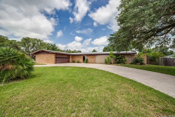 $389,000 | 206 Jay Drive, Devine, TX 78016