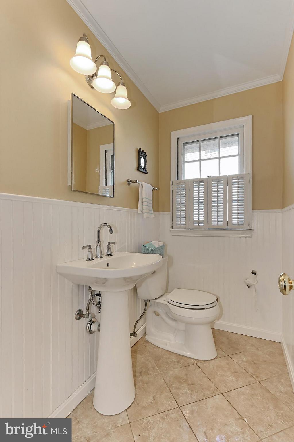 6014 Commack Court Springfield, VA 22152 - Photo 23 of 44 Main level powder room