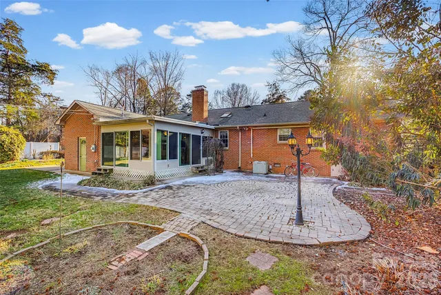 a view of yard with tree