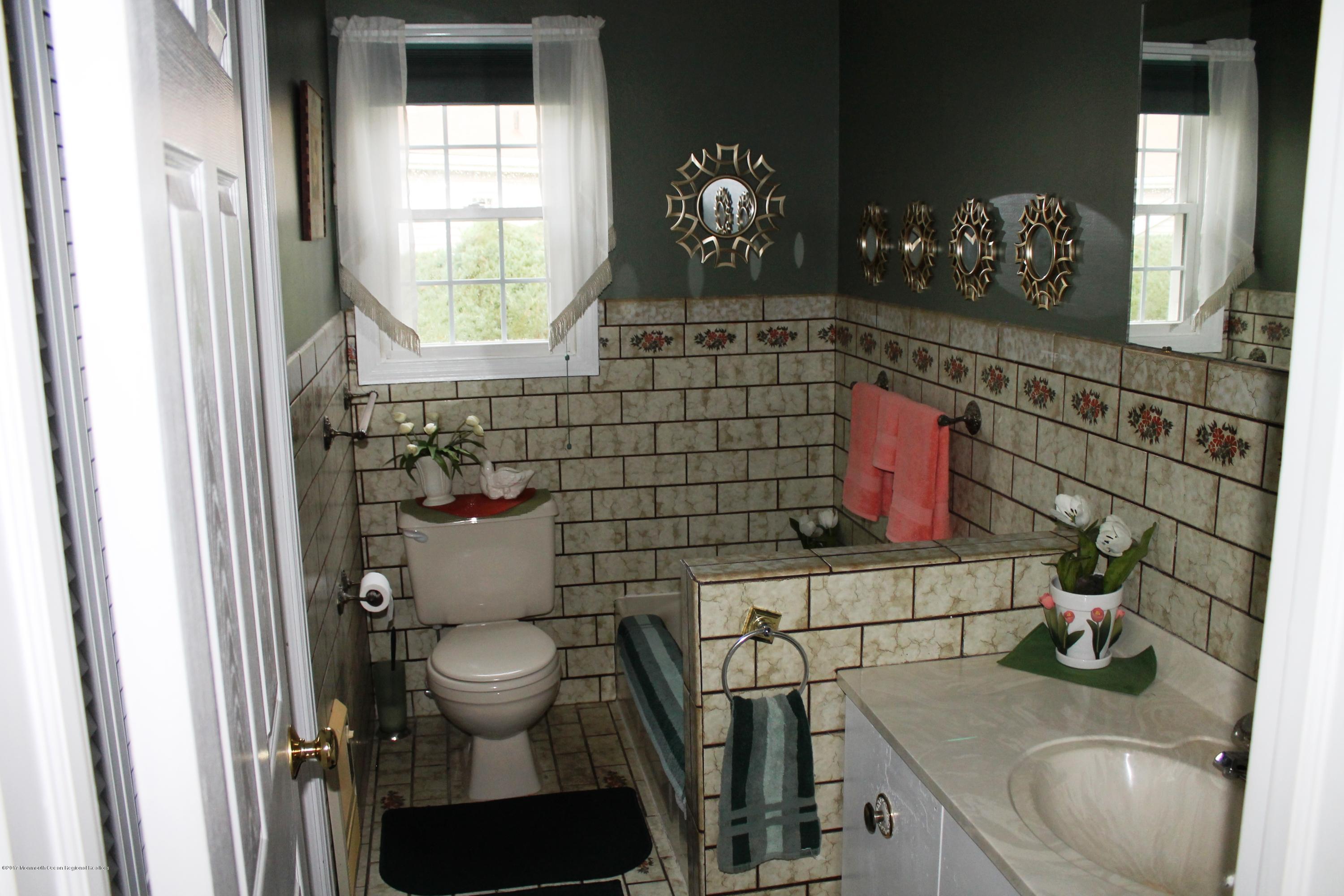 100 B Evesham Road, Unit 1000 Freehold, NJ 07728 - Photo 13 of 13 Hall Bathroom
