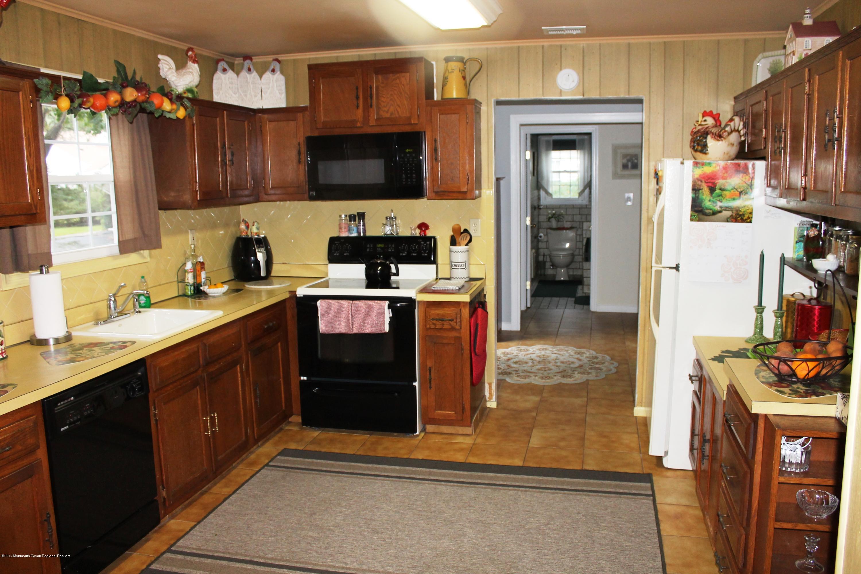 100 B Evesham Road, Unit 1000 Freehold, NJ 07728 - Photo 5 of 13 Kitchen