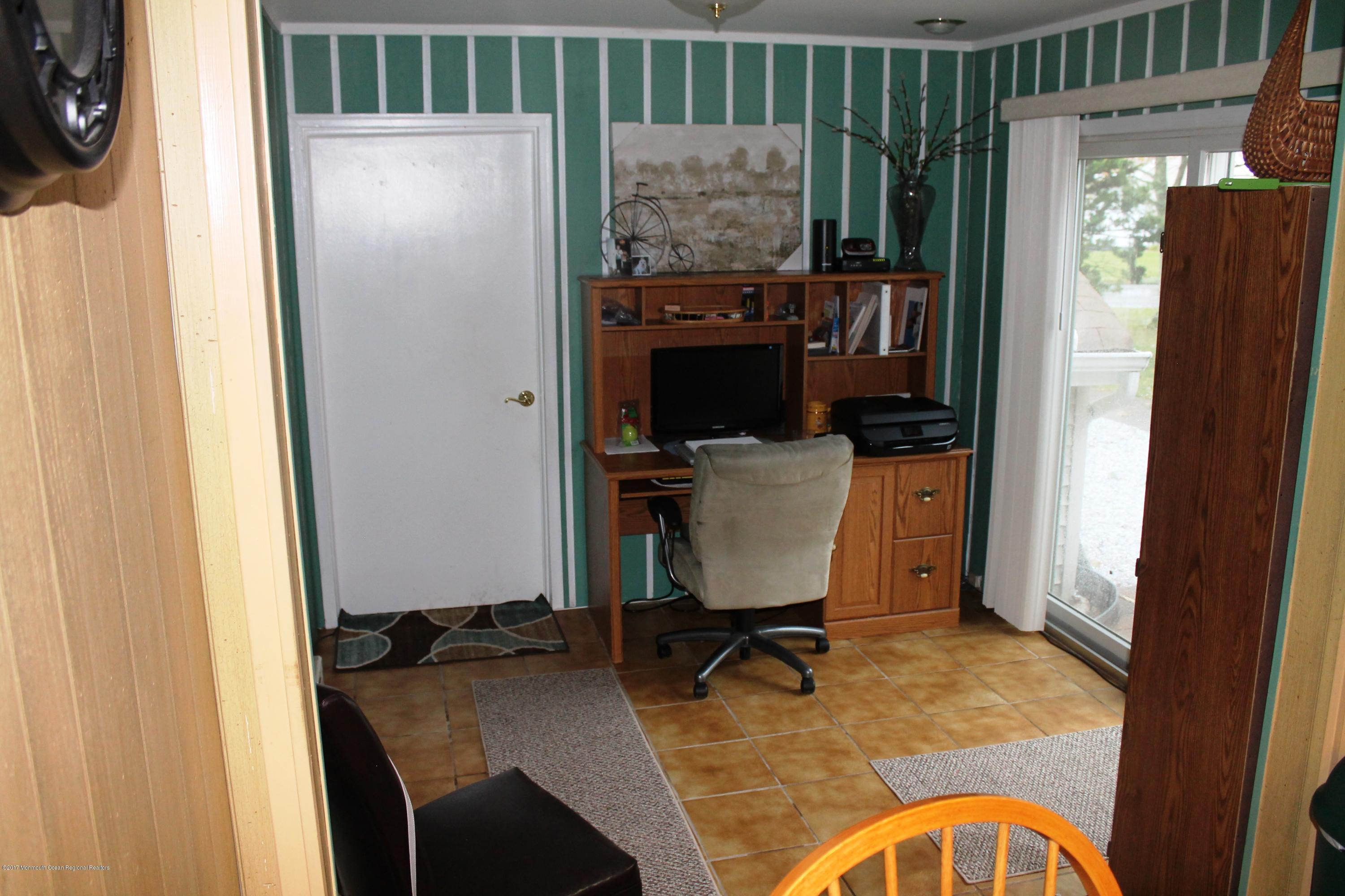 100 B Evesham Road, Unit 1000 Freehold, NJ 07728 - Photo 7 of 13 Florida room