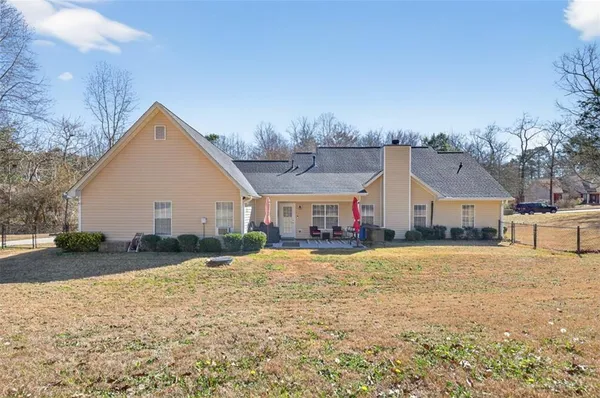 a view of a house with a yard