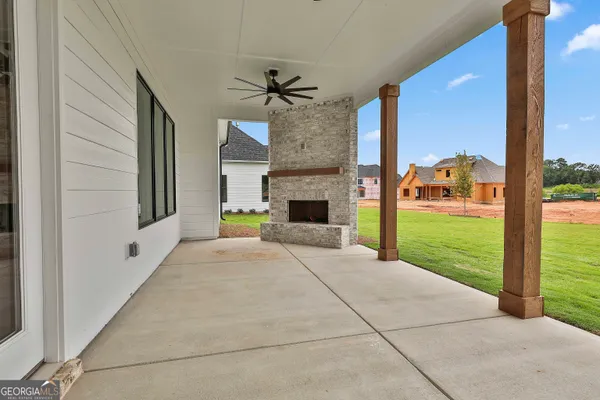 a view of an entryway of a house