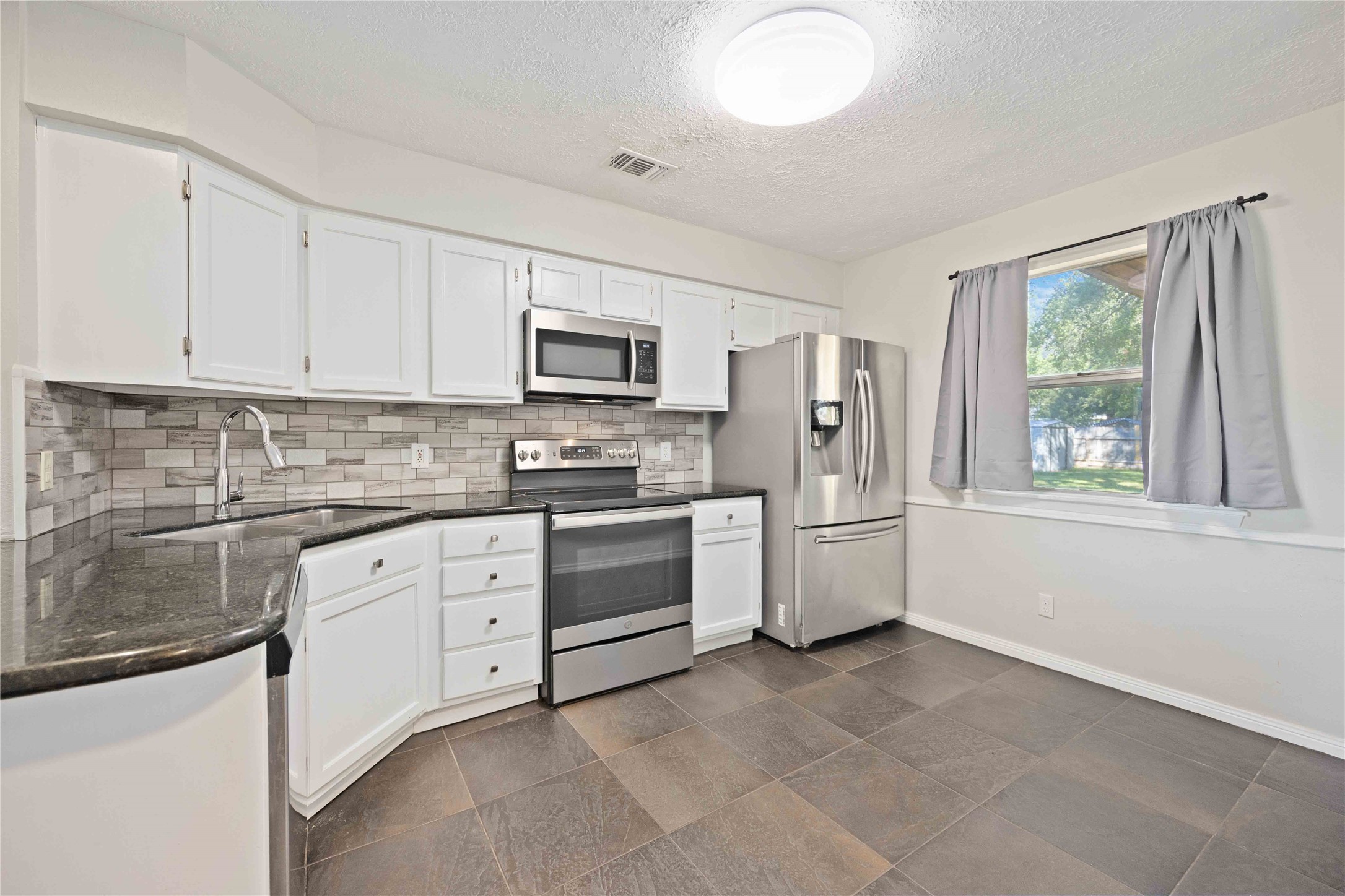9809 Condor Drive Conroe, TX 77385 - Photo 9 of 24 Gallery Image 9