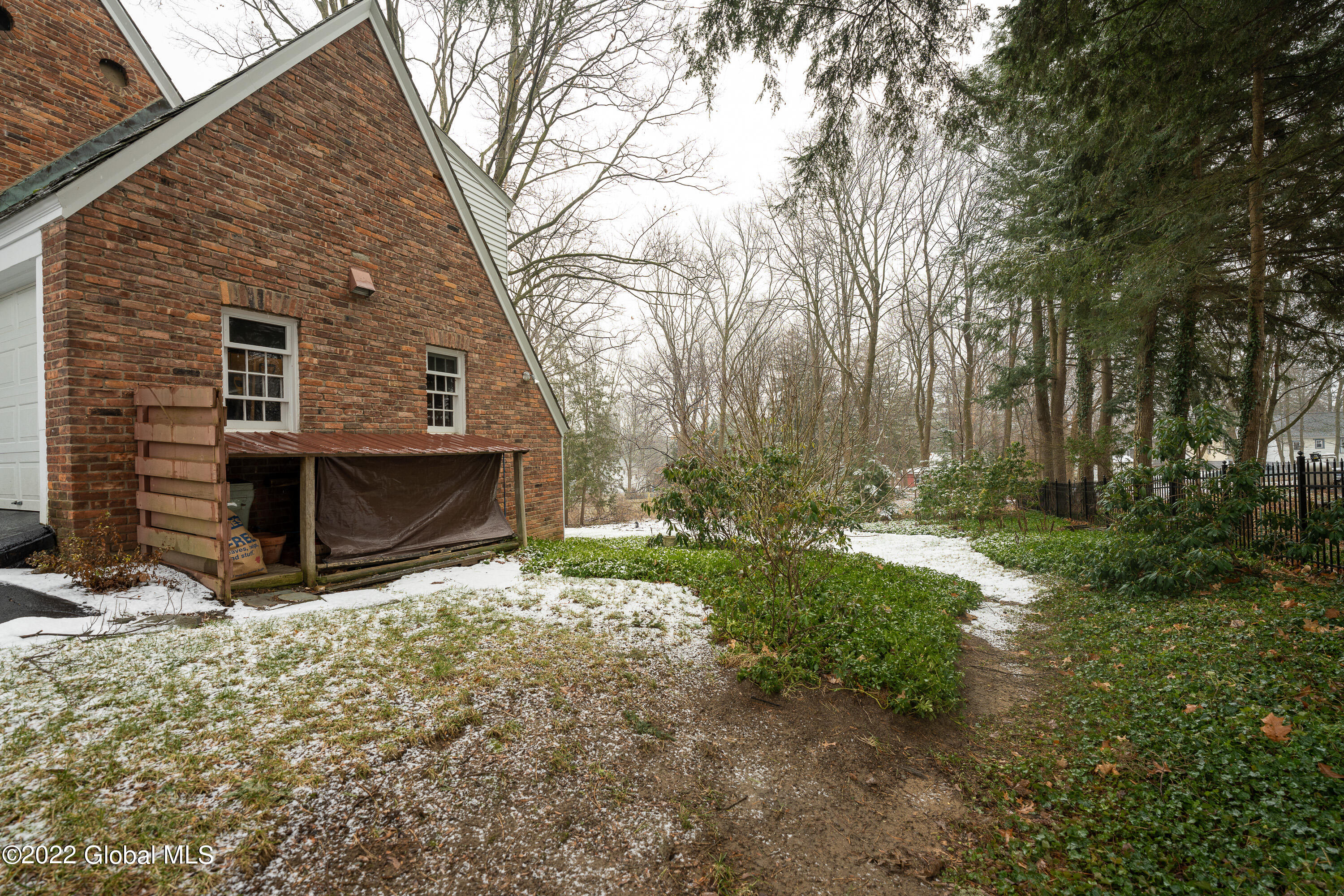 1014 Mohegan Road Niskayuna, NY 12309 - Photo 58 of 68 Side Yard