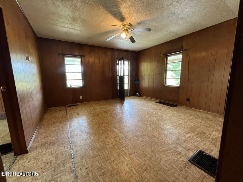 121 Sexton Lane Oneida, TN 37841 - Photo 18 of 32 a view of a livingroom with a window