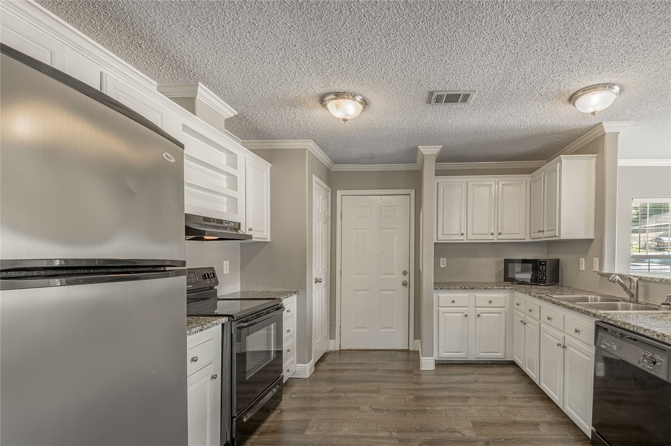 164 Varsity Circle Huntsville, TX 77340 - Photo 11 of 36