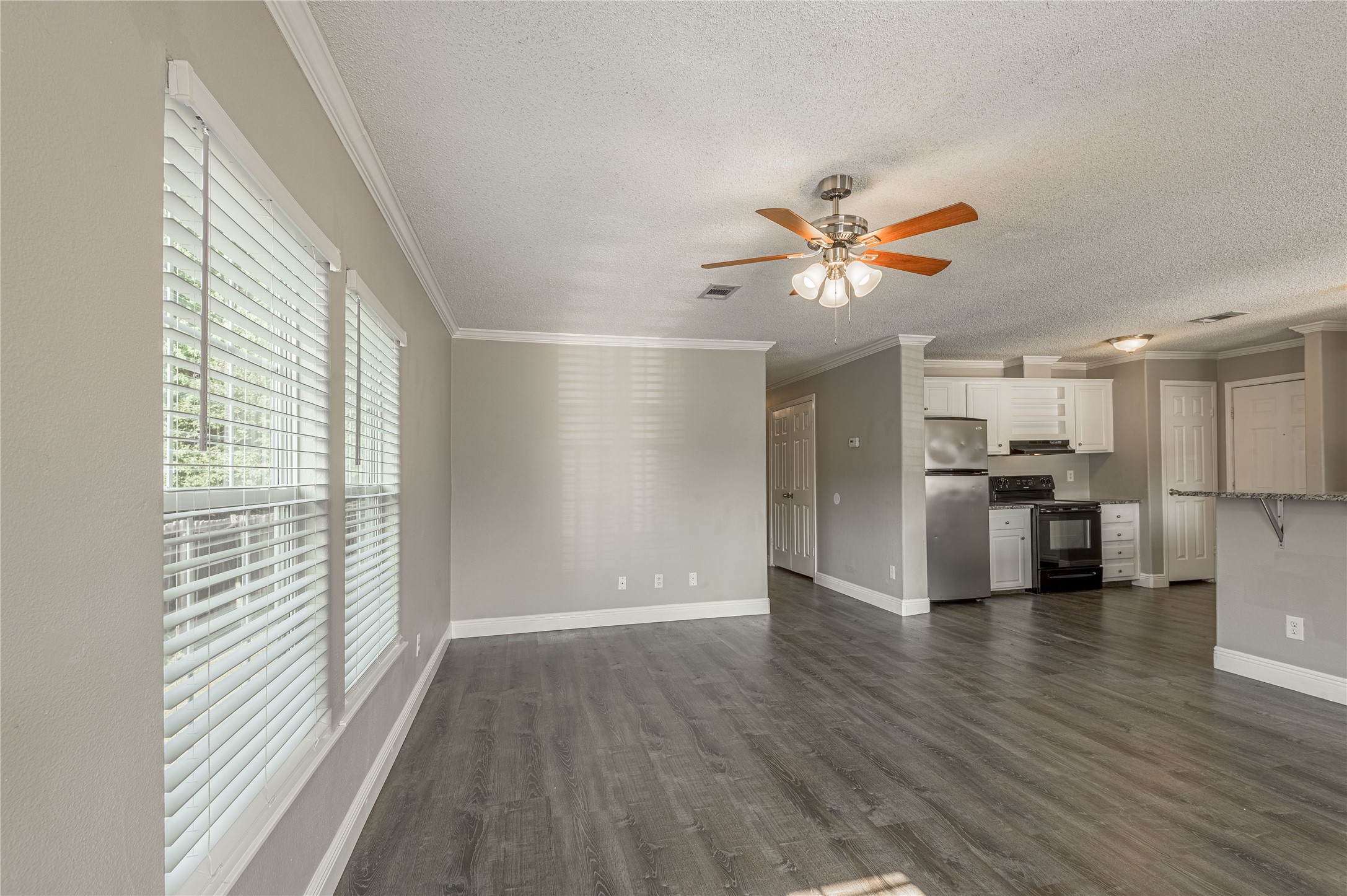 164 Varsity Circle Huntsville, TX 77340 - Photo 5 of 36