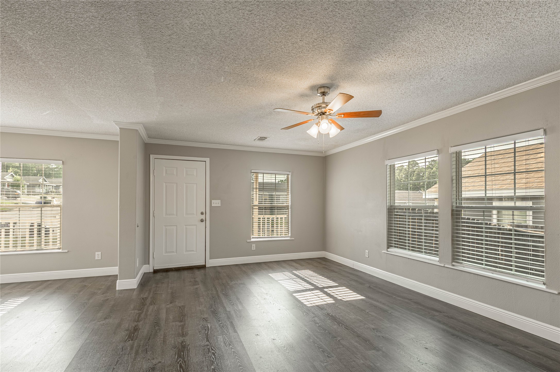 164 Varsity Circle Huntsville, TX 77340 - Photo 7 of 36