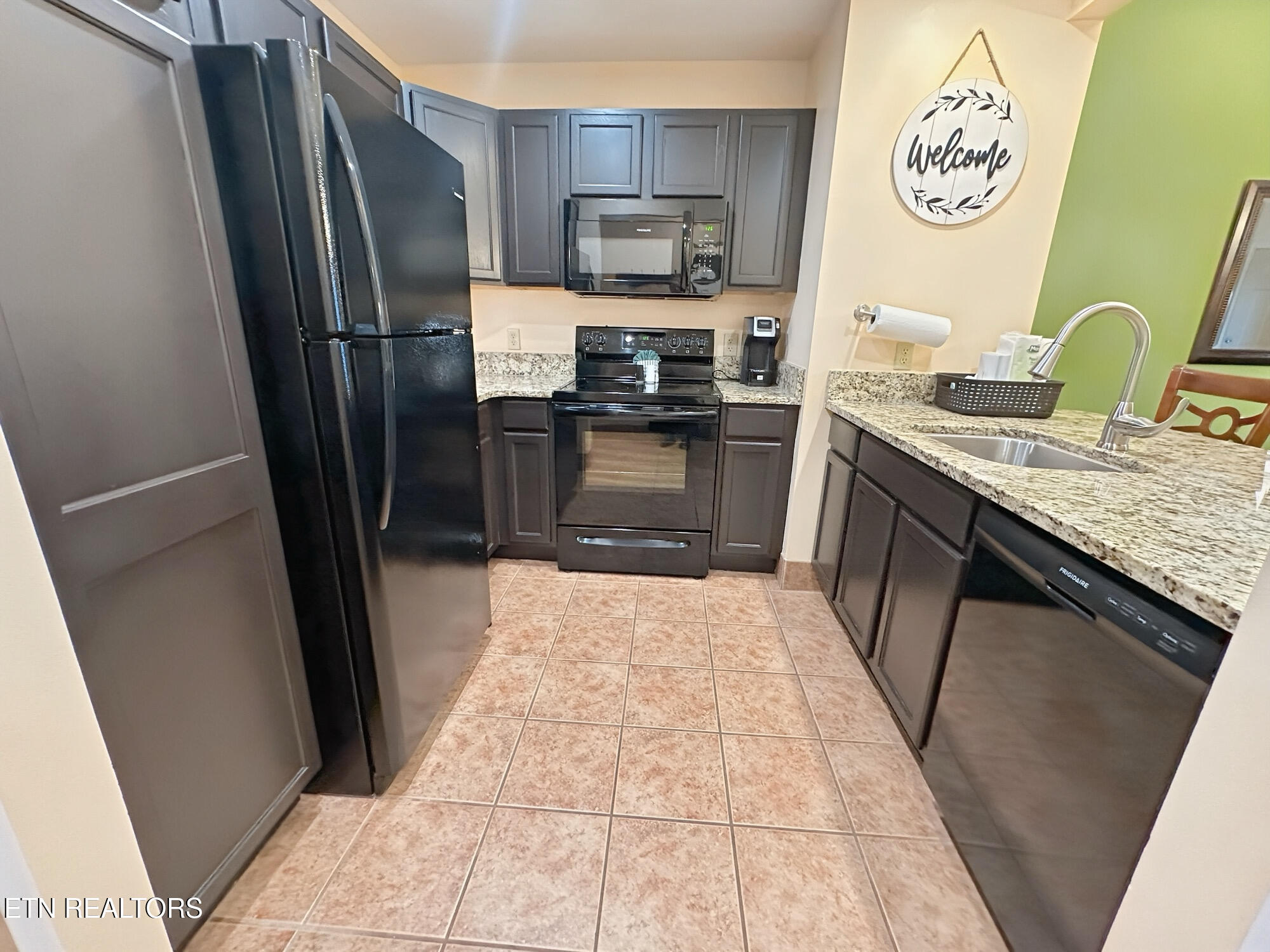 225 Collier Drive, Unit 2102 Sevierville, TN 37862 - Photo 5 of 25 Kitchen