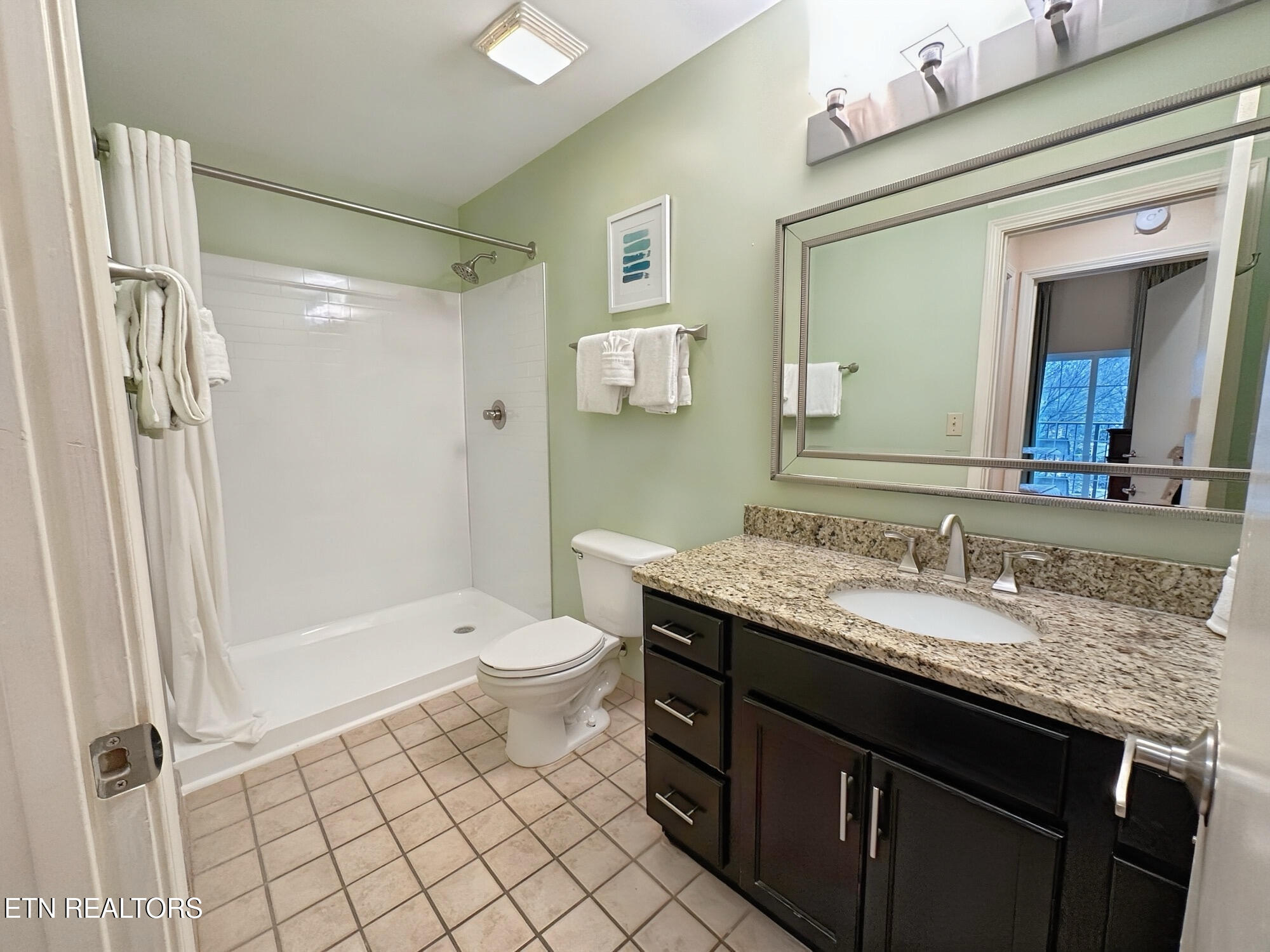 225 Collier Drive, Unit 2102 Sevierville, TN 37862 - Photo 10 of 25 Large bath