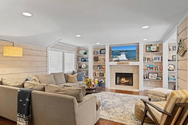 $1,650,000 | 776 South Lake Shore Drive, Unit R, Fontana, WI 53125