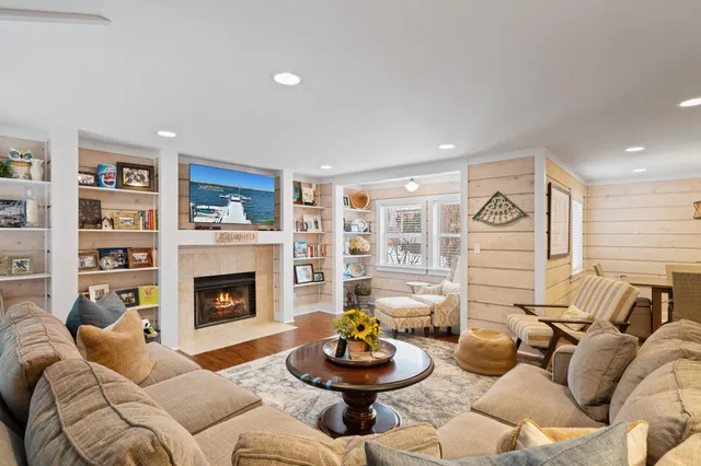 $1,650,000 | 776 South Lake Shore Drive, Unit R, Fontana, WI 53125