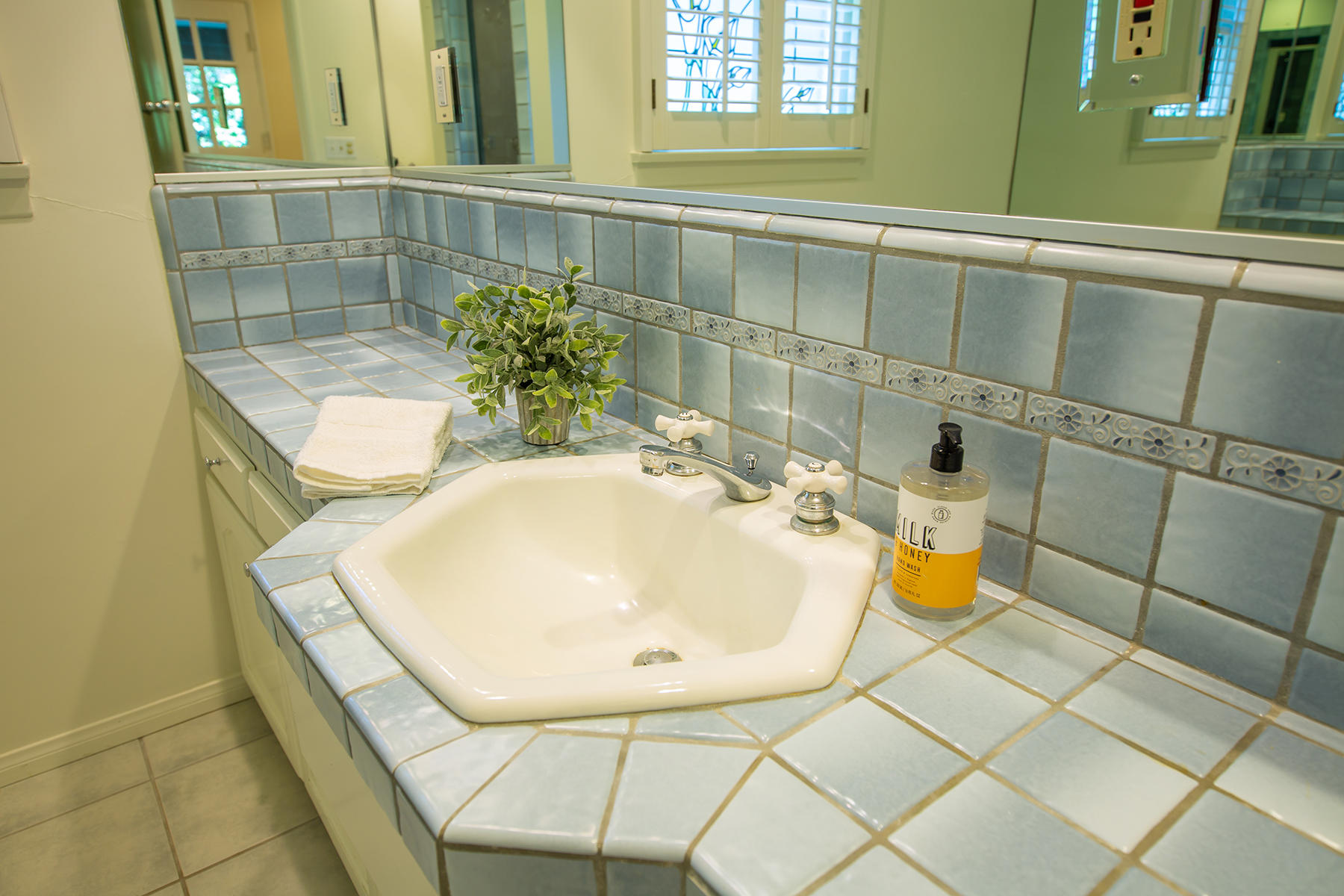 118 Cuyama Road Ojai, CA 93023 - Photo 47 of 49 Second Bathroom