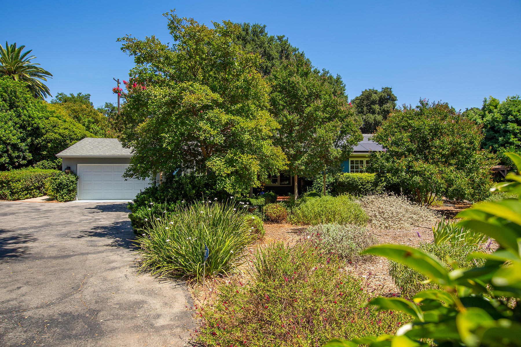 118 Cuyama Road Ojai, CA 93023 - Photo 5 of 49 Front Yard & Drive