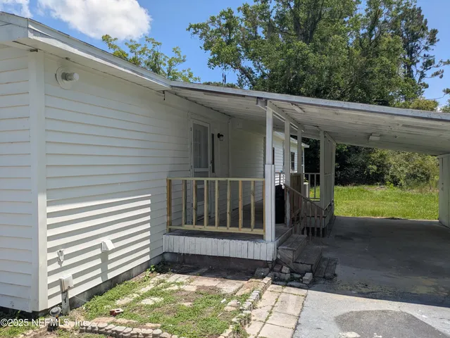 a view of backyard with garden