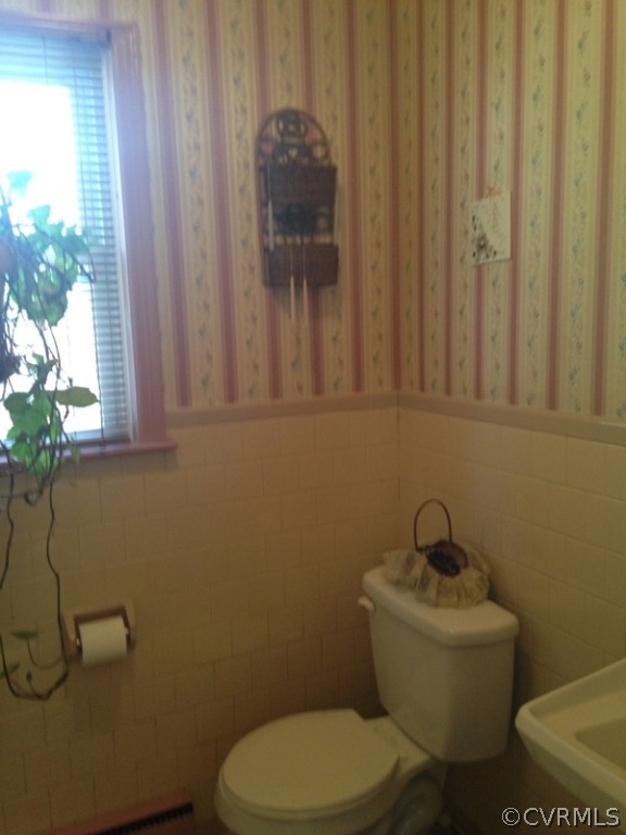 915 Yorkshire Road Colonial Heights, VA 23834 - Photo 13 of 13 a bathroom with a toilet and a sink
