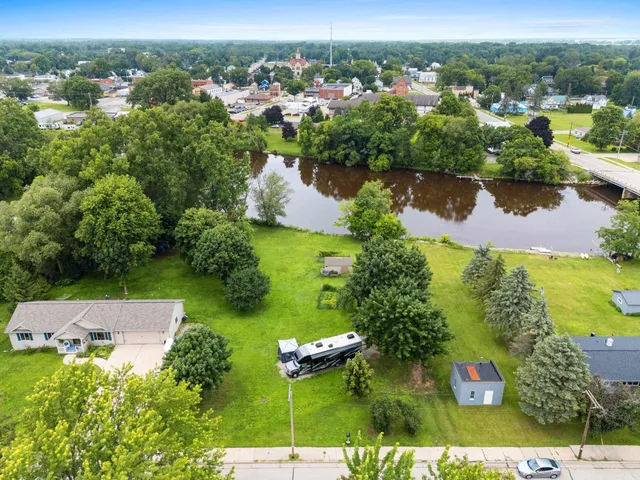$89,900 | 303 1st Street, Oconto, WI 54153