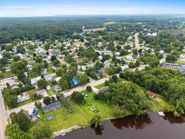 $89,900 | 303 1st Street, Oconto, WI 54153