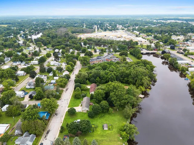 $89,900 | 303 1st Street, Oconto, WI 54153