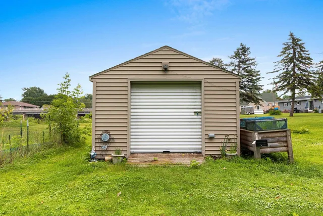 $89,900 | 303 1st Street, Oconto, WI 54153